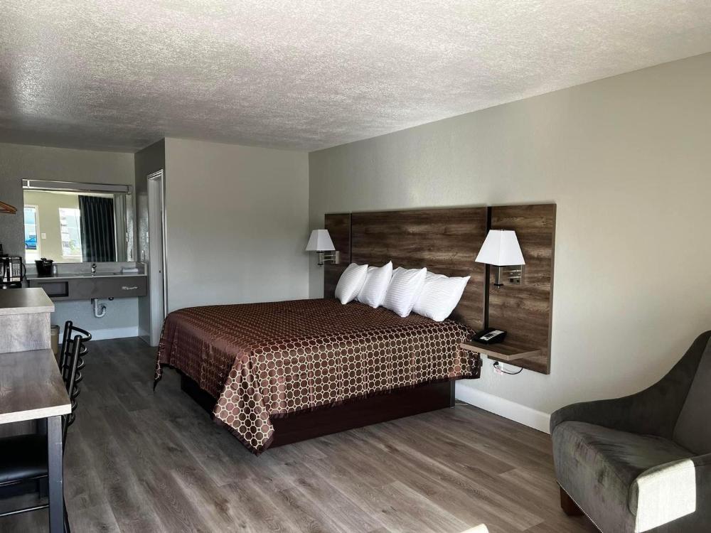 King Room - Non-Smoking interior