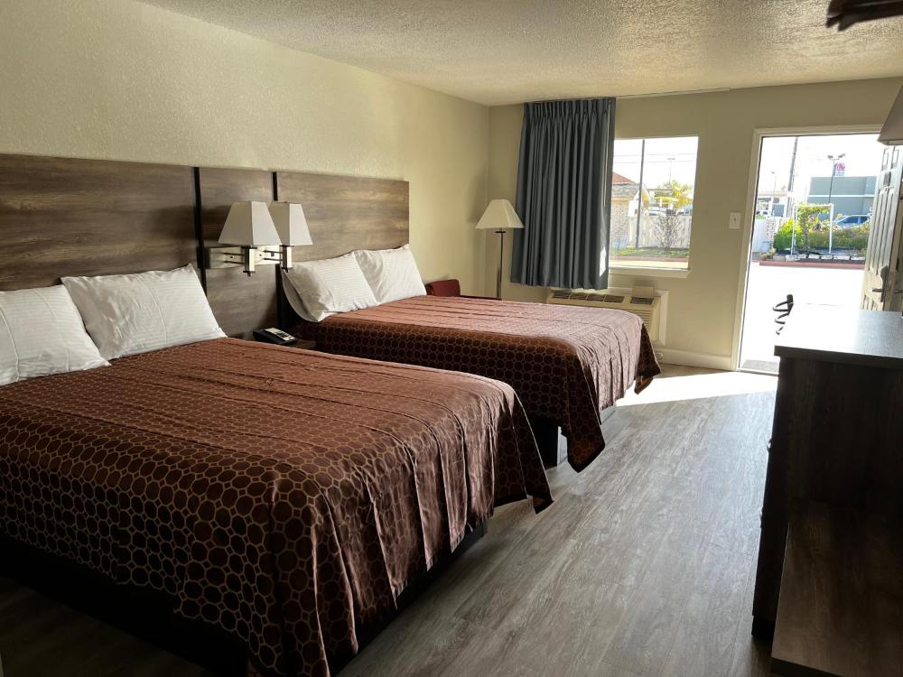 Queen Room with Two Queen Beds - Non-Smoking interior